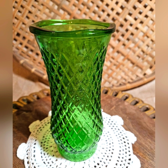 VTG CFG Diamond Pattern Emerald Green Glass Vase - Picture 6 of 13